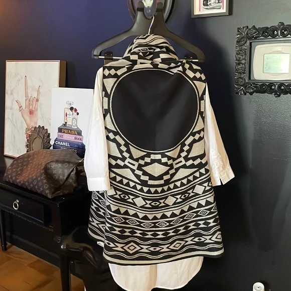 Reversible Aztec print sleeveless sweater ! - Picture 2 of 4